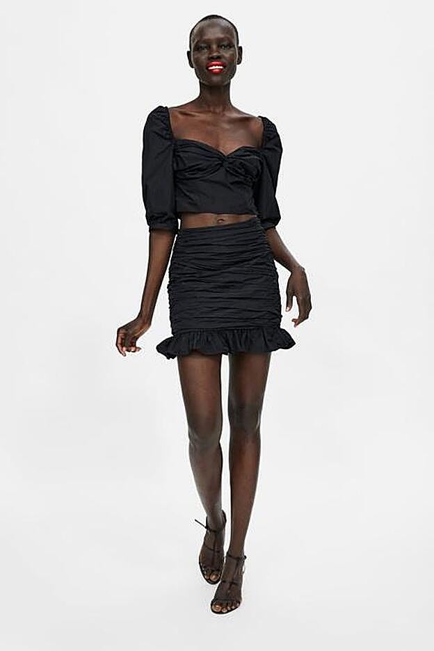 Falda mini drapeada (12,99 euros) y top con manga abullonada (9,99 euros) de Zara.