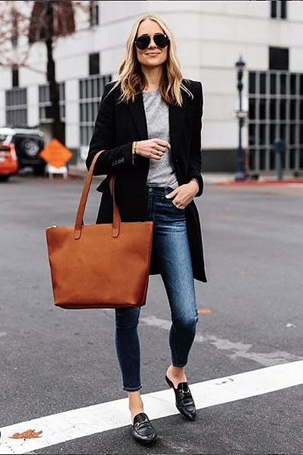 También lo lleva con vaqueros clásicos y abrigo negro.