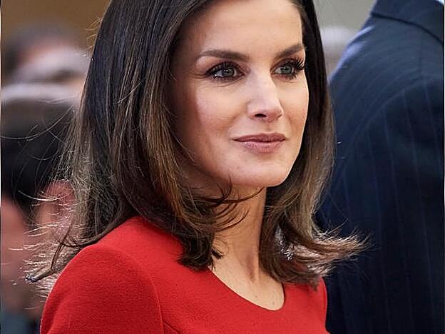 En ocasiones la reina Letizia elige un labial nude con un acabado más satinado y en otras con algo menos de brillo.