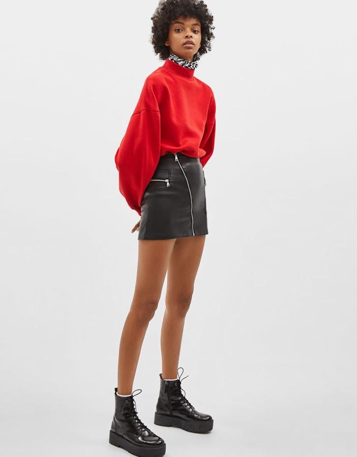 Falda mini efecto piel con cremalleras metálicas (17,99 euros).