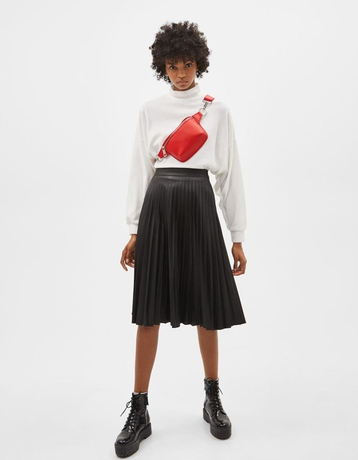 Falda midi plisada efecto piel con cierre en el lateral mediante cremallera oculta. (29,99 euros).
