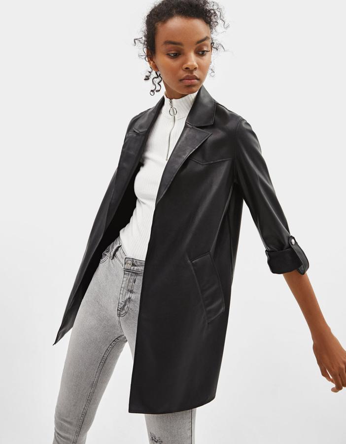 Abrigo efecto piel con cuello solapa y manga ¾, con vuelta sujeta por trabilla. Lleva dos bolsillos en la parte delantera (29,99 euros).
