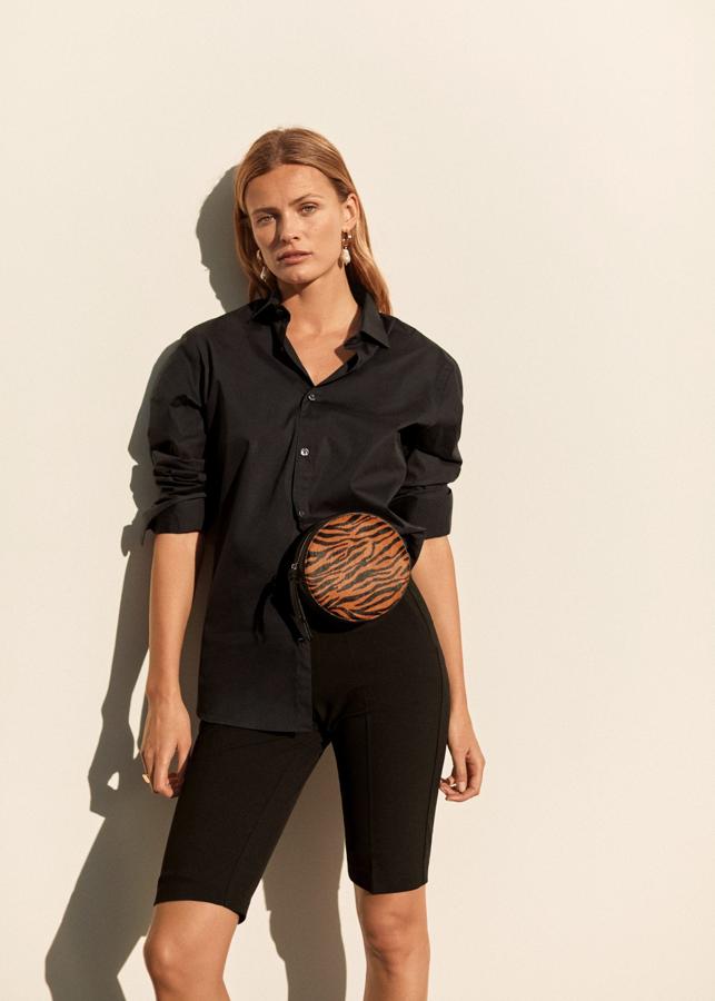 Riñonera-cinturón con tamaño pequeño, en piel combinada con estampado "animal print".Lleva un forro interior y cierra con una cremallera en la parte superior (29,99 euros).