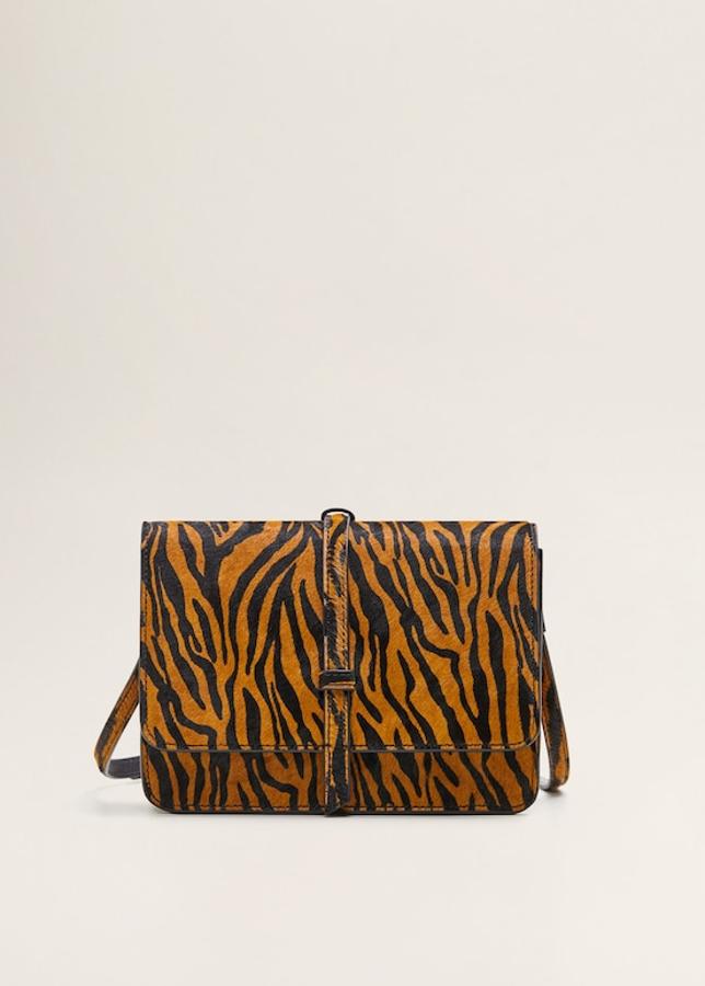 Bolso en piel con tamaño pequeño, asa larga ajustable y forro interior. Lleva un cierre metálico de imán (59,99 euros).