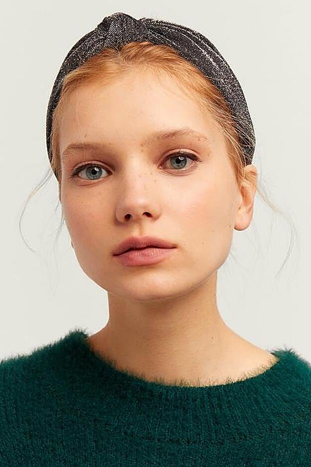 Esta diadema es en tejido de purpurina y cuesta 5,99 euros.