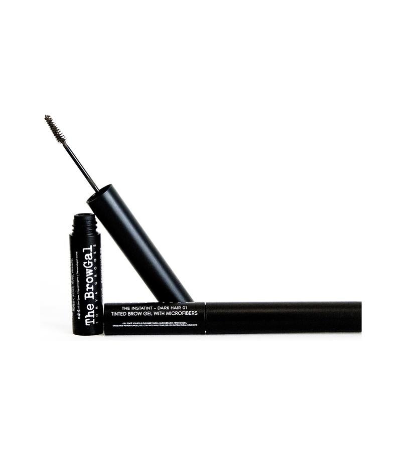 Gel de color para cejas formulado con microfibras voluminizadoras para aportarles un look natural. Intensifica, define y mantiene las cejas en su sitio todo el día de forma sutil. Especialmente diseñado para aquellas personas que quieran aportar a sus cejas una profundidad y dimensión naturales. Usar el producto solo o encima de otros productos. Disponible en tres tonalidades: cabello oscuro/marrón y cabello claro. Los tres productos añadirán un contraste suave a las cejas más oscuras y profundidad a las más claras. (22 €).