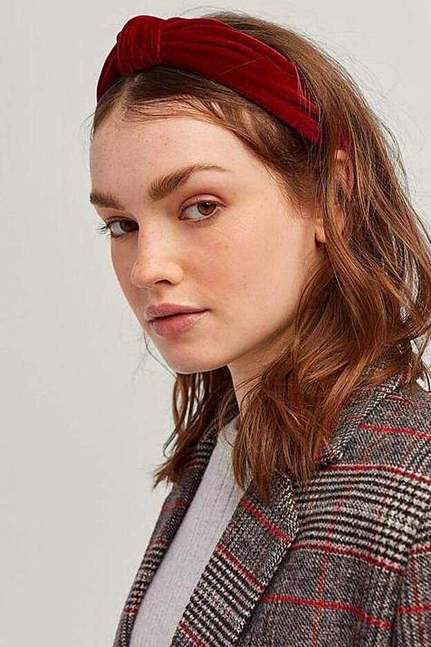 Diadema de terciopelo granate, de Stradivarius.