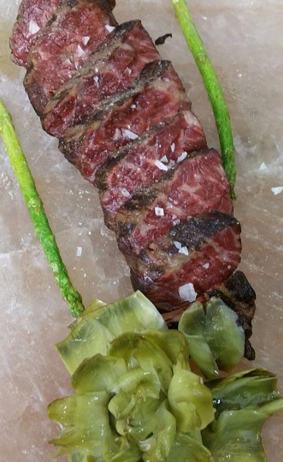 Especializado en carnes castellanas, pero con sabor a mar andaluz, Salmantice es igual de recomendable para tomar cochifrito segoviano, que tartar de atún con huevas de salmón, fresas y mango. Está en la calle Balear, 6.