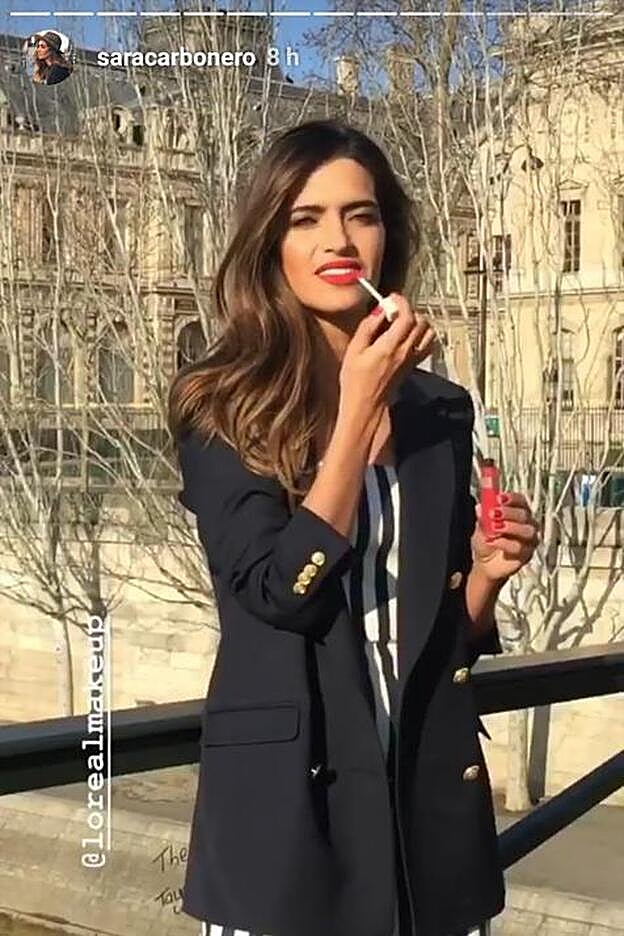 Sara Carbonero mostró su tono de labial a través de varios 'stories' de Instagram.