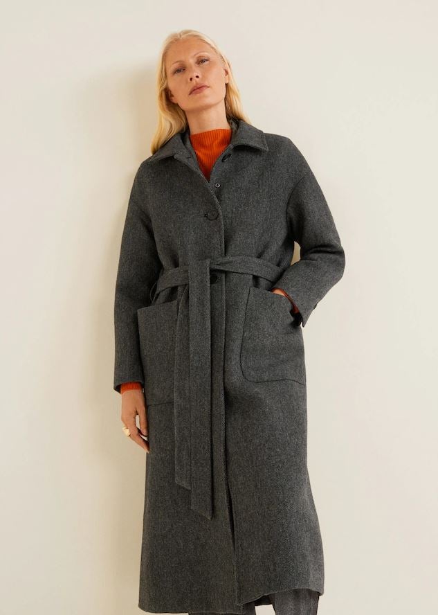 Maxi abrigo de lana gris, que pasa 119.99 a 59.99 euros en las últimas rebajas de Mango