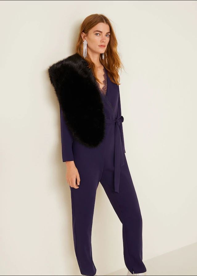 Mono con detalle lencero y cinturón, rebajado de 59.99 a 19.99 euros en las últimas rebajas de Mango.