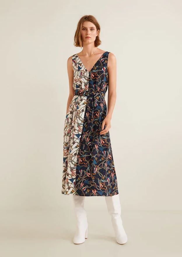 Vestido con estampado pañuelo, que pasa de 49.99 a 17.99 euros en las últimas rebajas de Mango.