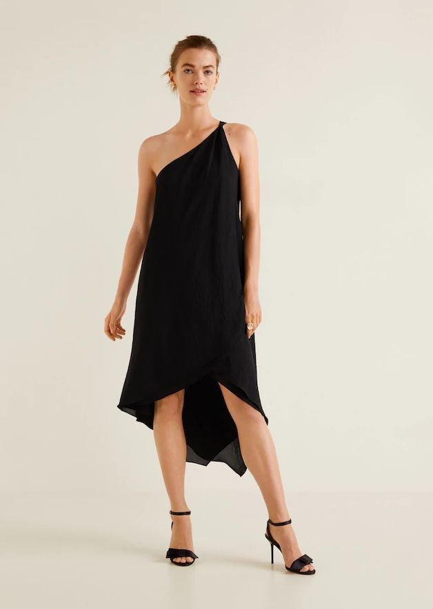 Vestido túnica con escote y bajo asimétricos, que pasa de 49.99 a 19.99 euros en las últimas rebajas de Mango.
