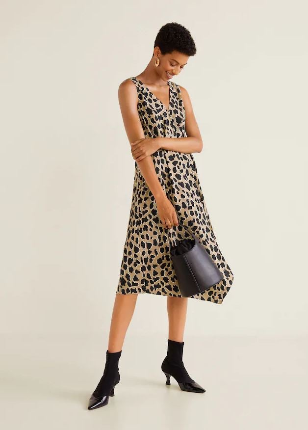Vestido con estampado 'animal print', que pasa de 49.99 a 19.99 euros en las últimas rebajas de Mango.
