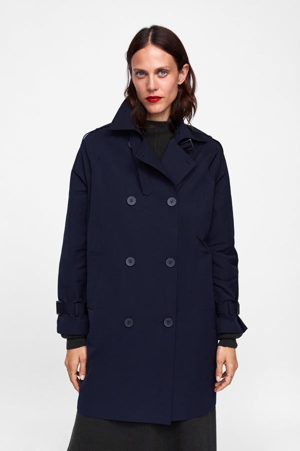 Trench azul marino, que pasa de 49.95 a 19.99 euros en las últimas rebajas de Zara.