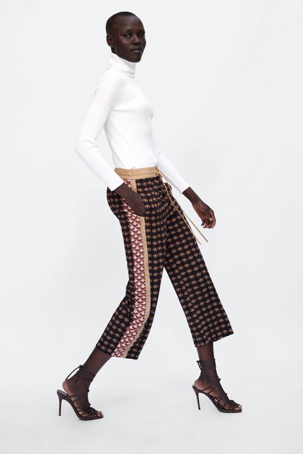 Pantalón pijamero con estampado paisley, que pasa de 39.95 a 9.99 euros en las últimas rebajas de Zara.