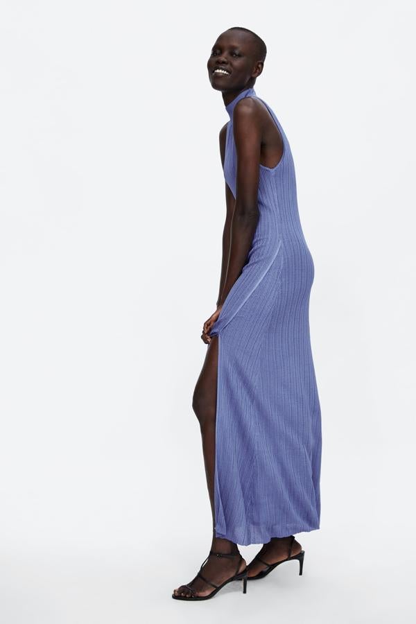 Maxi vestido de punto perkins que pasa de 39.95 a 12.99 euros en las últimas rebajas de Zara.