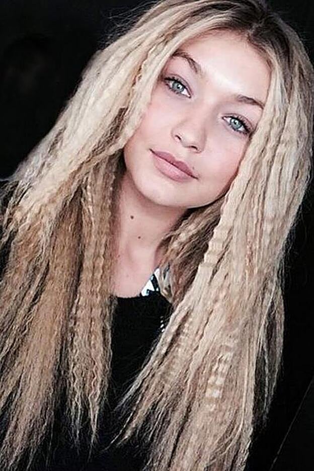 Gigi Hadid, con el pelo planchado al estilo años 90.