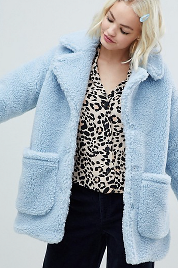 Chaqueta oversize de peluche azul claro de Monki.