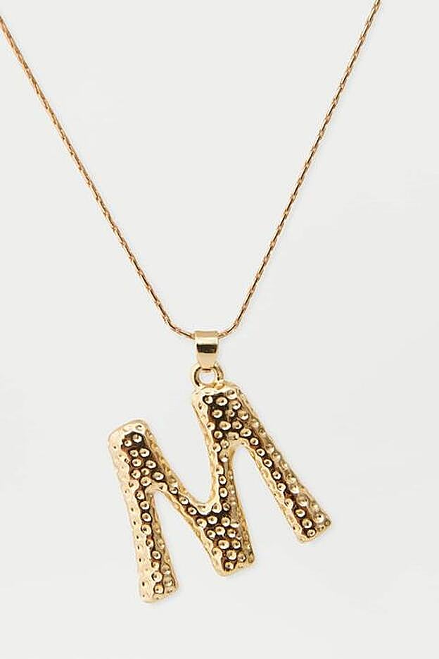 Colgante de inicial de Pull & Bear, 9,99 euros.