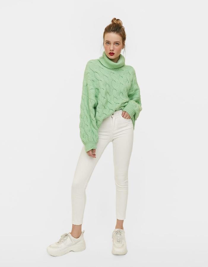 Jeans skinny blancos súper elásticos y con diseño ajustado a la figura, 19,99 euros.