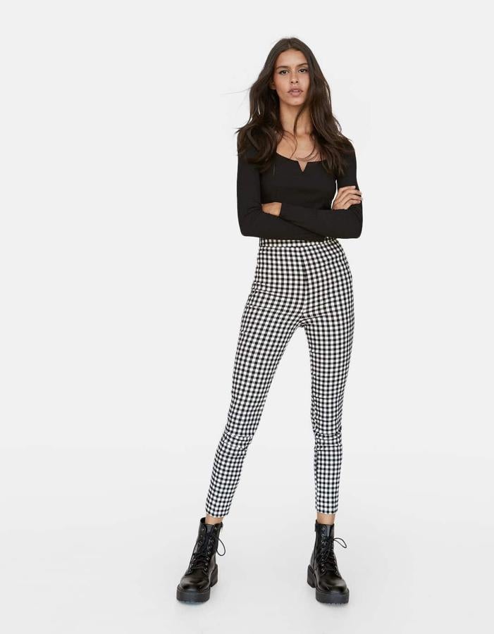 Pantalones de vestir con estampado de cuadros en color negro y blanco, 19,99 euros. pantalones-vestir-cuadros-negro-blanco-19-99
