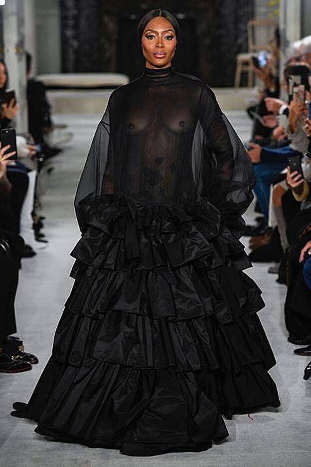 Naomi Campbell en el desfile de Alta Cosura de Valentino en París.
