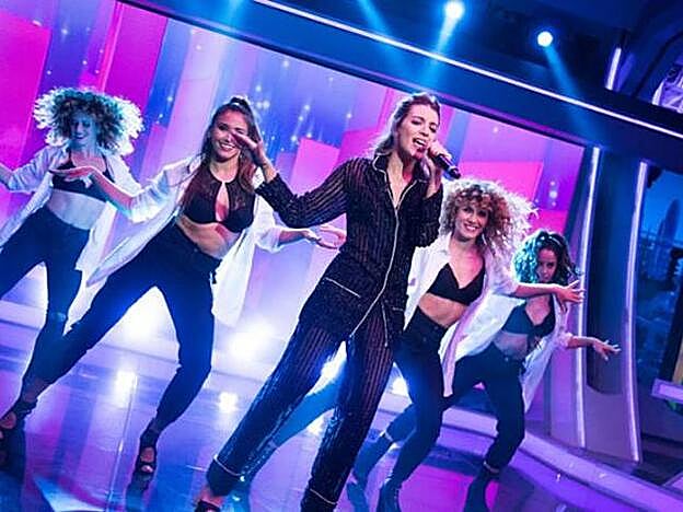 Ana Guerra se decantó por un 'look' tipo pijama de dos piezas para su presentación en 'El Hormiguero'.