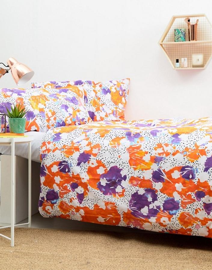 Este conjunto de funda nórdica con estampado psicodélico baja su precio a 20.99 euros en las rebajas de decoración de Asos.