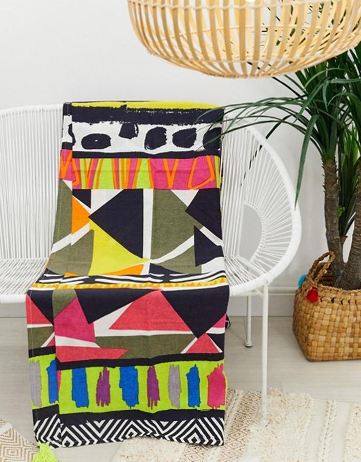 Esta original manta, que también se puede colocar como tapiz, está rebajada en la sección deco de Asos a 37.49 euros.