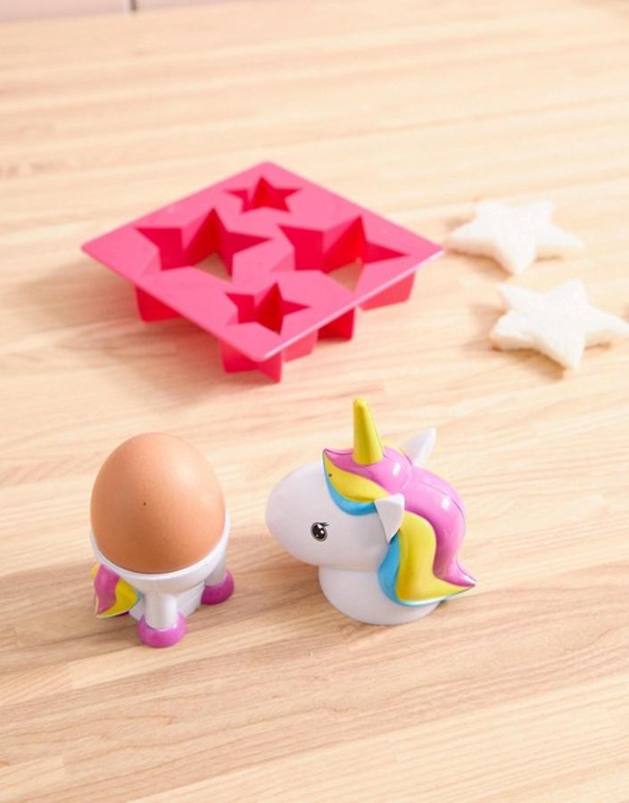 Vale, también necesitamos esta huevera con forma de unicornio, que solo cuesta 5.49 euros en las rebajas de decoración de Asos.