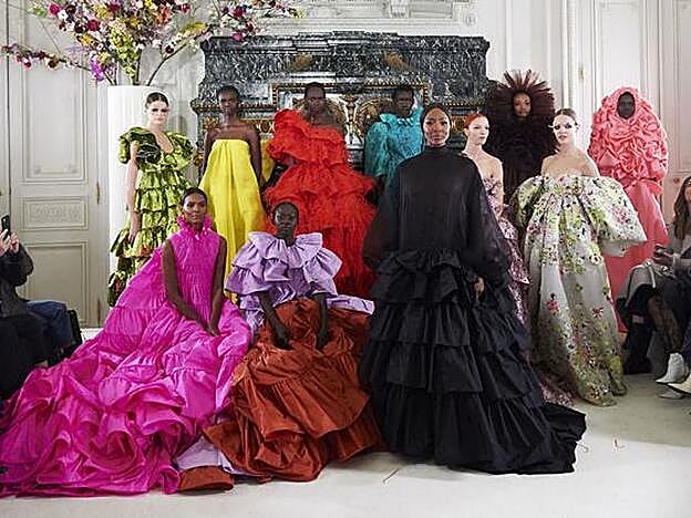 Foto de grupo de alguna de las modelos del desfile de Valentino Alta Costura.