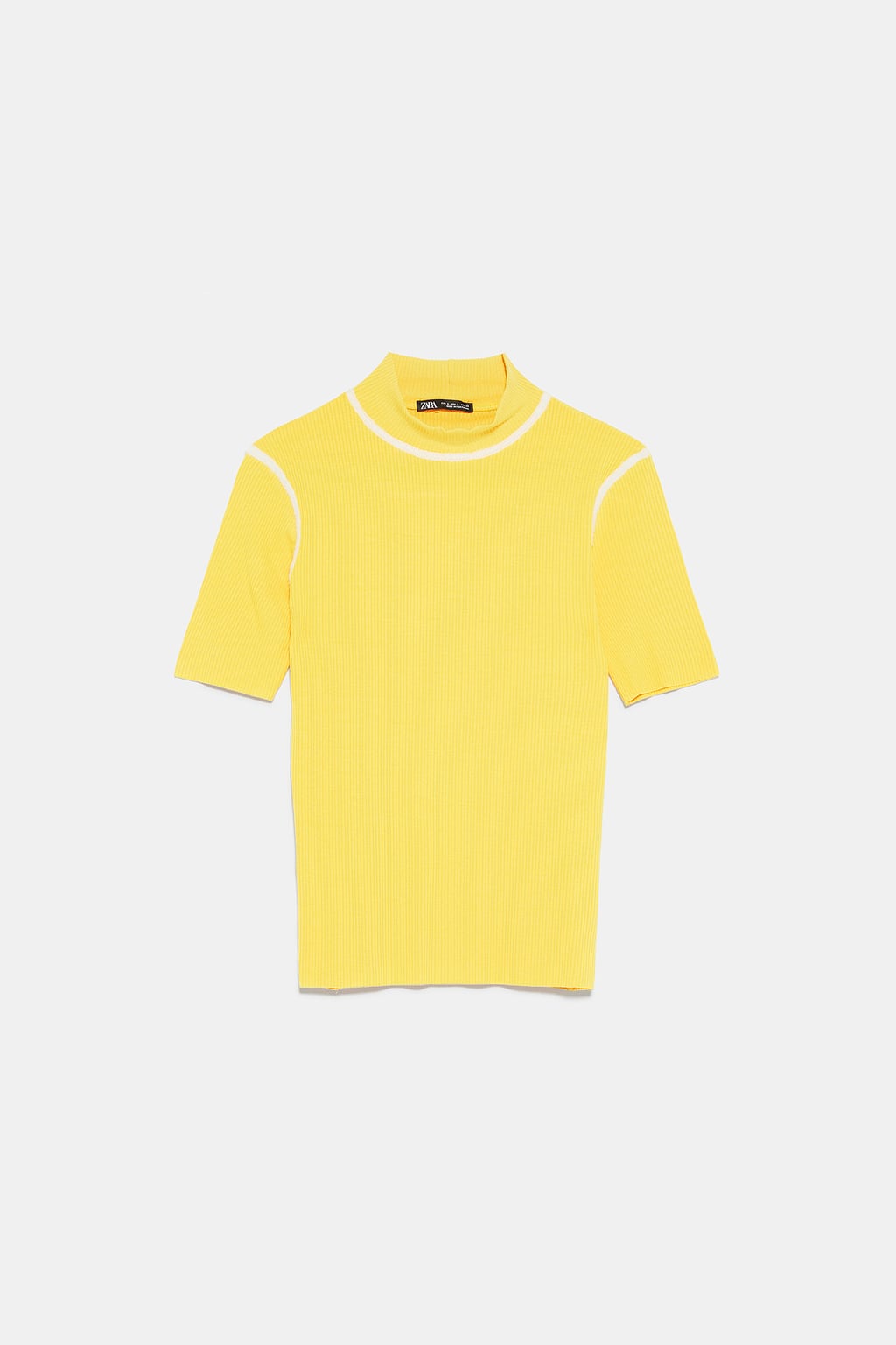 Camiseta con pespuntes combinados de Zara: 12,95 euros.