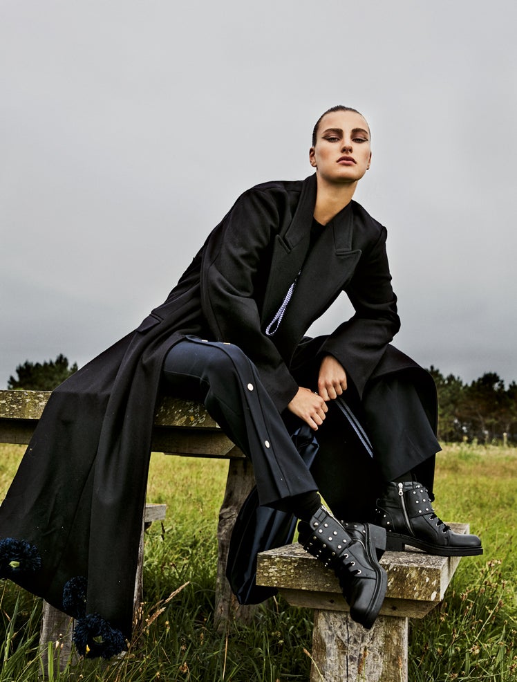 Abrigo azul marino de Mané Mané; jersey y pantalón de punto, de Cortefiel; y botas de Marella.