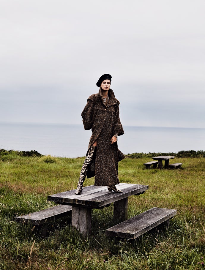 Abrigo de Chanel, igual que las botas, el collar y la pulsera. El jersey y la boina son de El Corte Inglés.