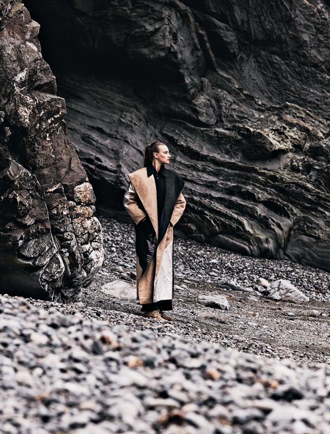 Abrigo de patchwork de Marina Rinaldi, sobre un abrigo de canalé negro de Chanel. Las botas son de Tod's.