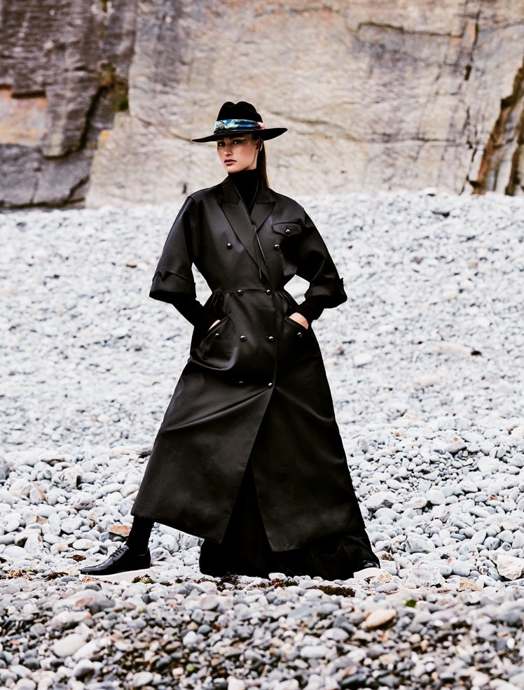 Abrigo de Emporio Armani, jersey de El Corte Inglés y falda de Max Mara. Los zapatos son de Hogan; el sombrero, de Betolaza; y el bolso, de Emporio Armani.