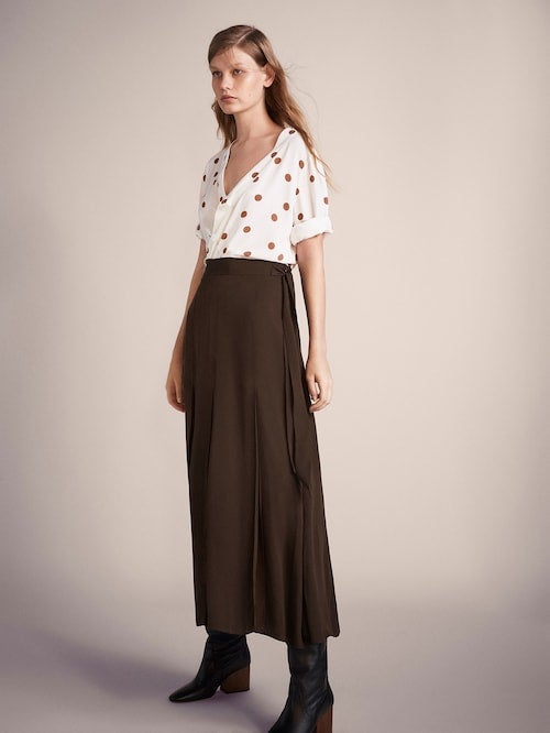Falda tableada con detalle plisado: 29,95 euros en Massimo Dutti.