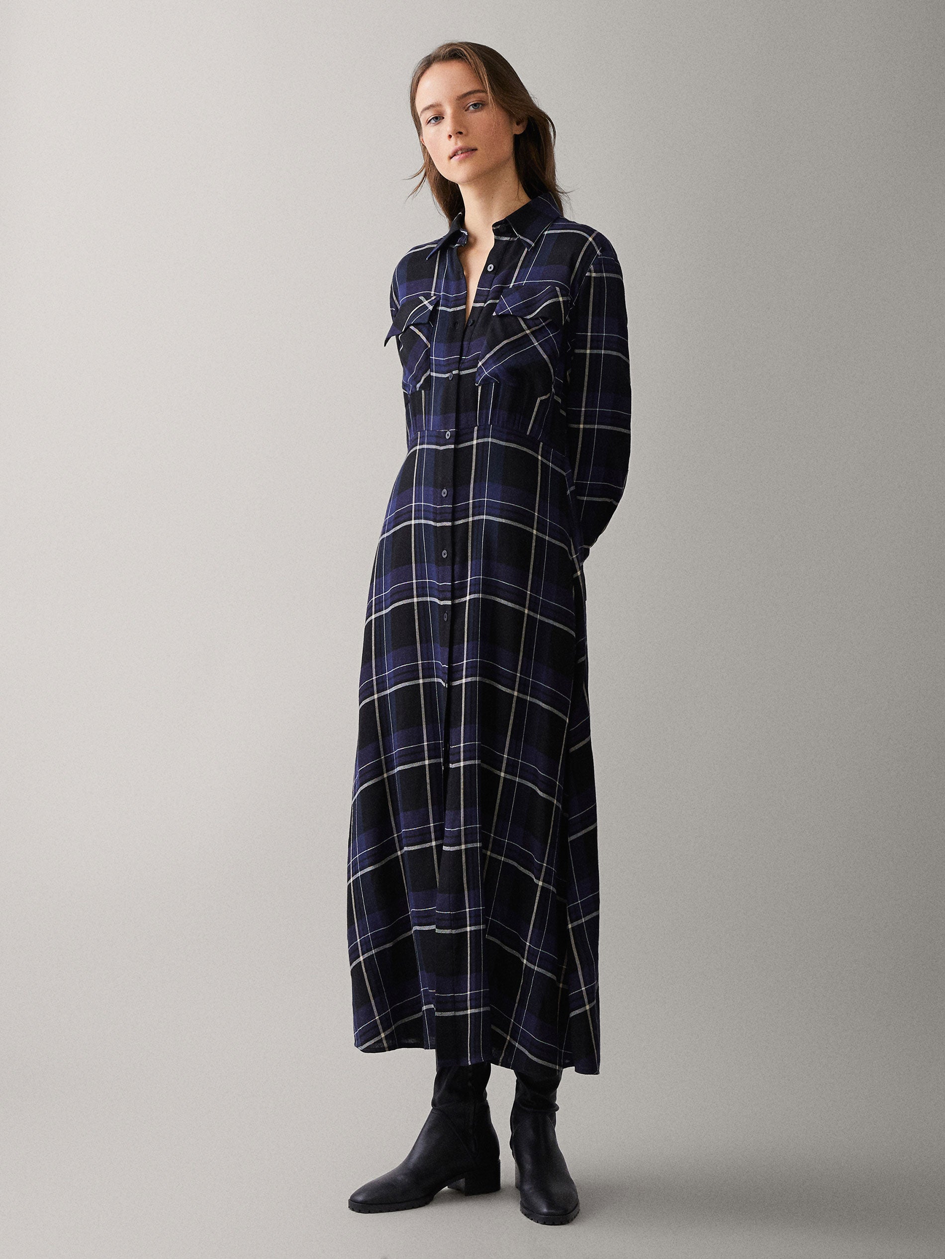 Vestido estampado de cuadros con botones y bolsillos: 39,95 euros.