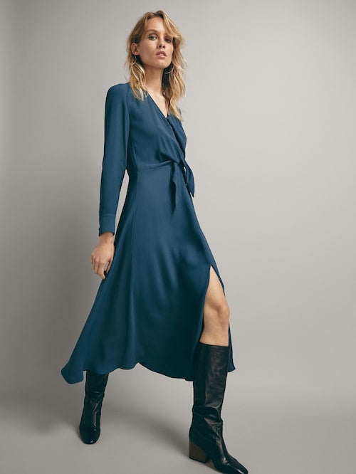 Vestido con nudo y apertura de Massimo Dutti: 39,95 euros.