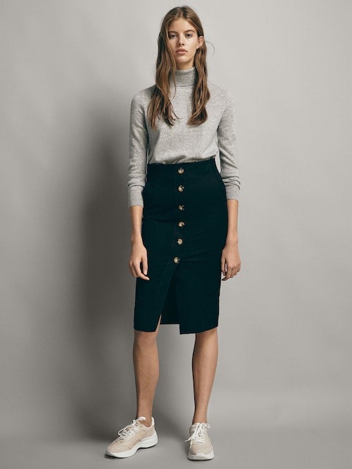Falda lápiz de algodón repleta de botones: 24,95 euros.