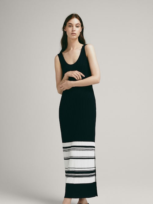 Vestido de color azul marino con canalé de Massimo Dutti: 19,95 euros.