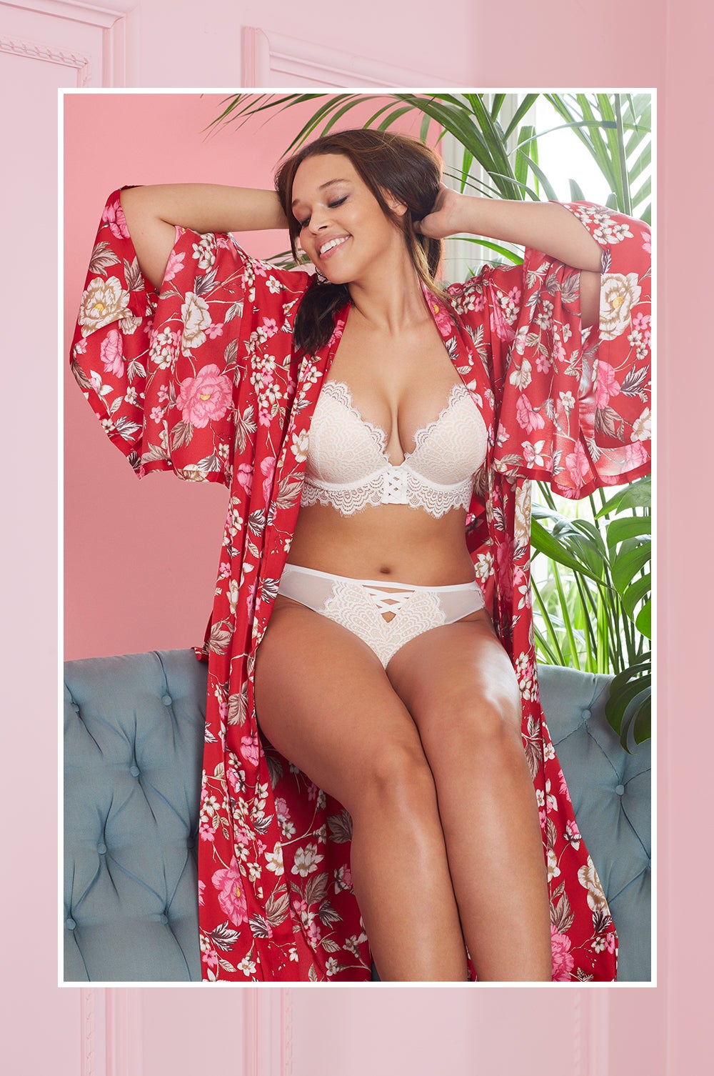 Kimono rojo de satén con flores: 16 euros; sujetador de encaje copas A-D: 12 euros; lote de 2 braguitas de encaje: 8 euros. Todo en Primark.