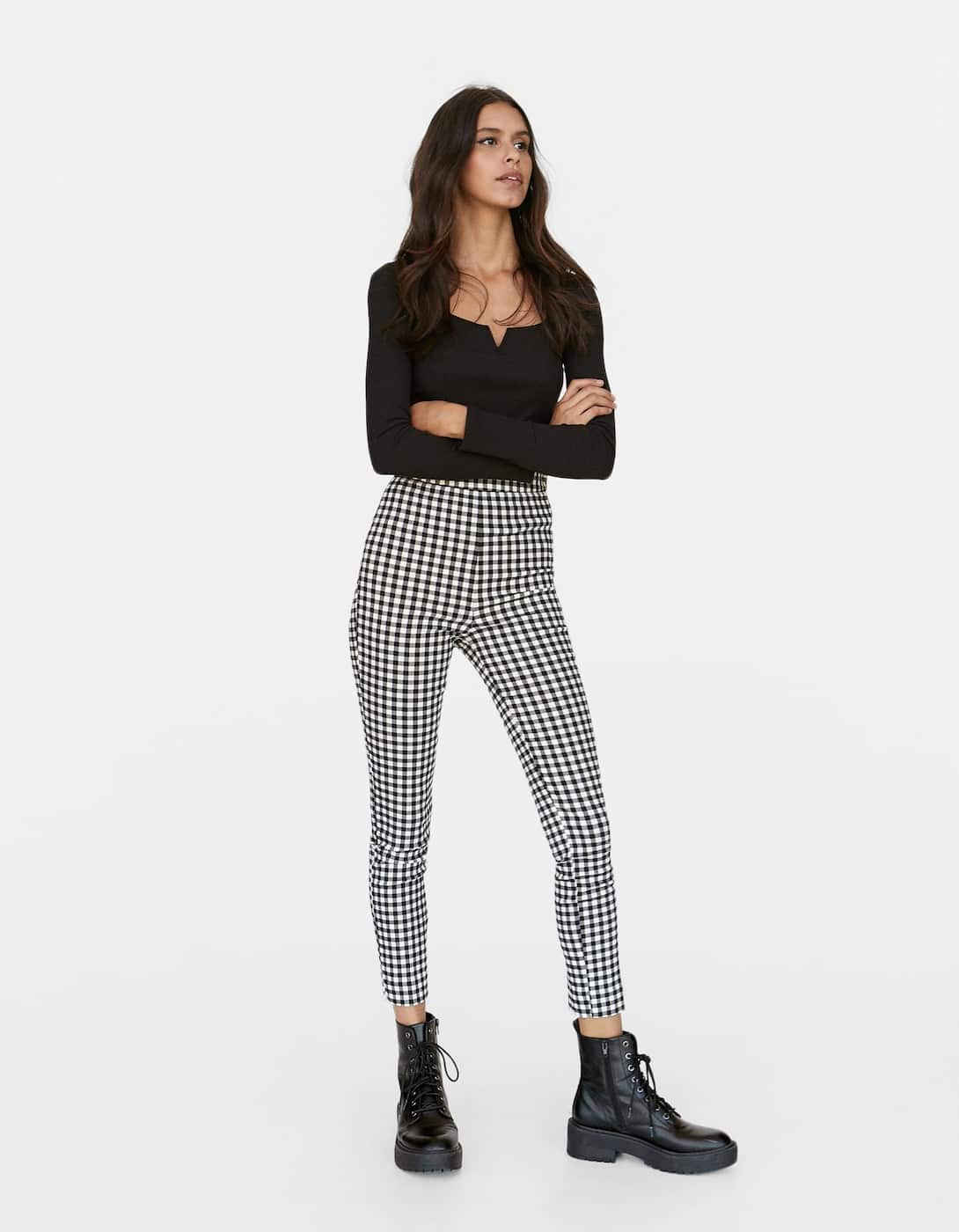 Pantalón de tiro alto con cuadros vichy de Stradivarius: 19,99 euros.