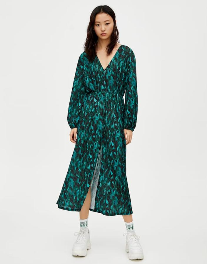 Vestido largo con estampado de leopardo, silueta fluida con cintura elástica marcada, abertura delantera, cuello de pico y manga larga (25,99 euros).
