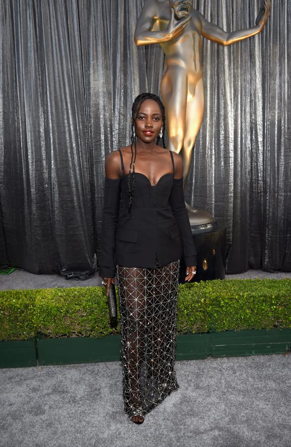 Lupita Nyong'o, se animó con un atrevido vestido de Vera Wang. ¿Te gusta?