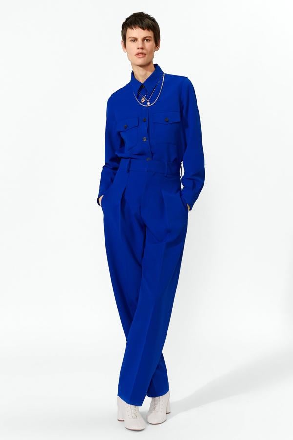 Pocos colores favorecen tanto como el azul klein, y ya si te atreves con un look monocolor como este de Zara, el éxito está asegurado. Cada una de las piezas (camisa y pantalón) cuestan 49.95 euros.