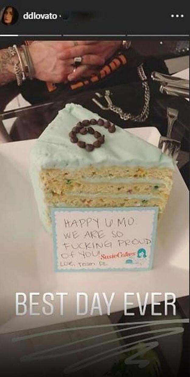 Demi Lovato celebra con una tarta, seis meses de sobriedad.