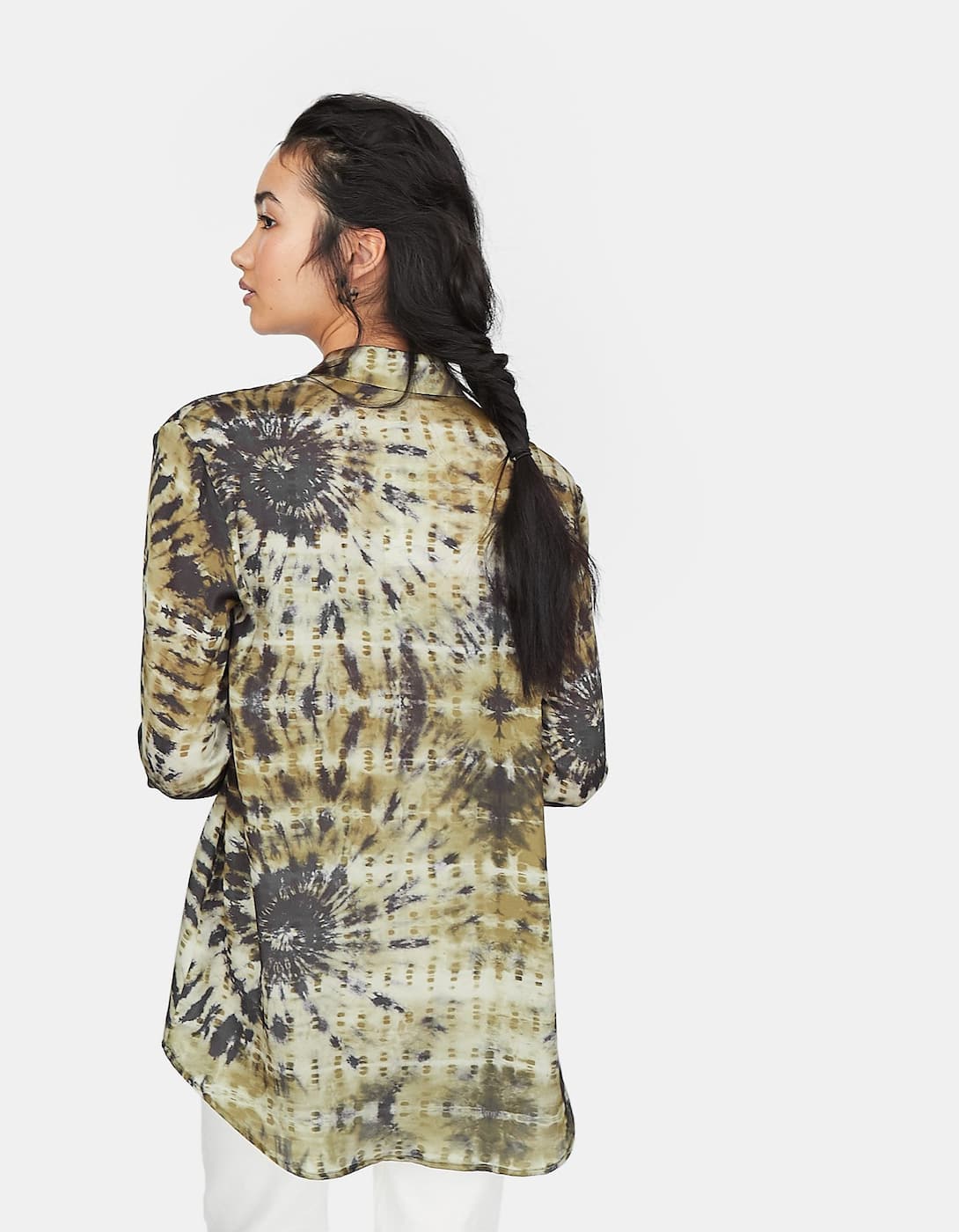 Camisa de Stradivarius en tonos verde militar. (19,99 euros).