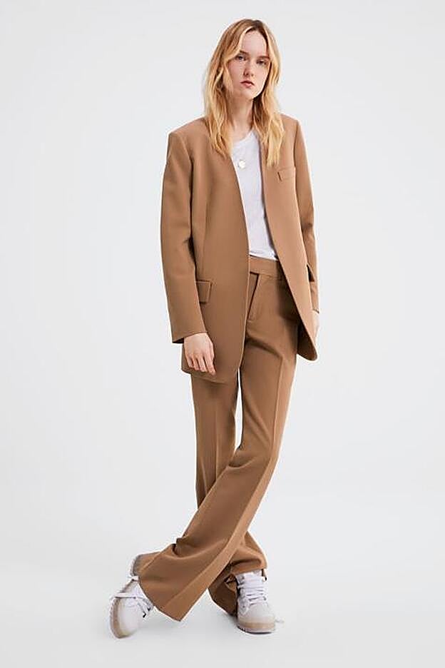 Traje pantalón en color camel de Zara.